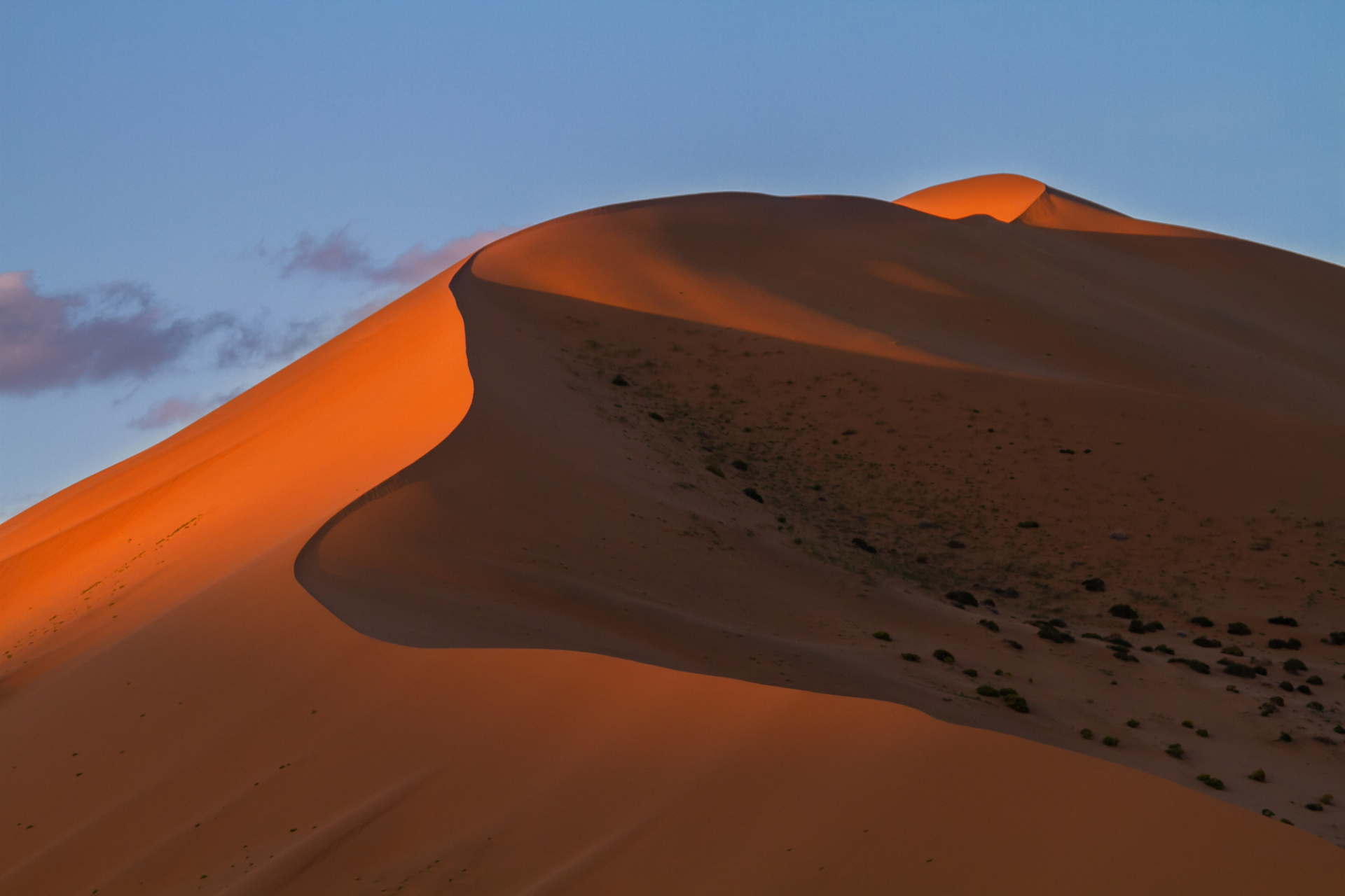 巴丹吉林沙漠位于内蒙古西部,是中国的第三大沙漠,也是世界第四大沙漠