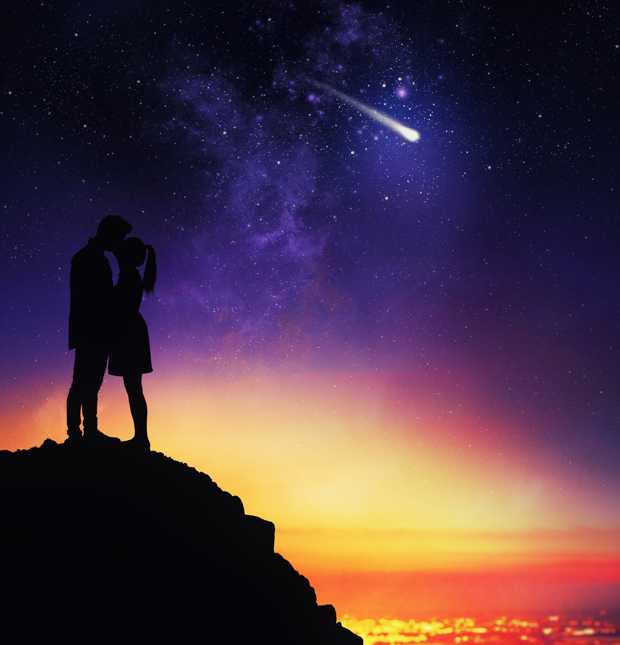 一对相爱的情侣坐在星空下,男孩问女孩:"你能看到那颗流星吗?