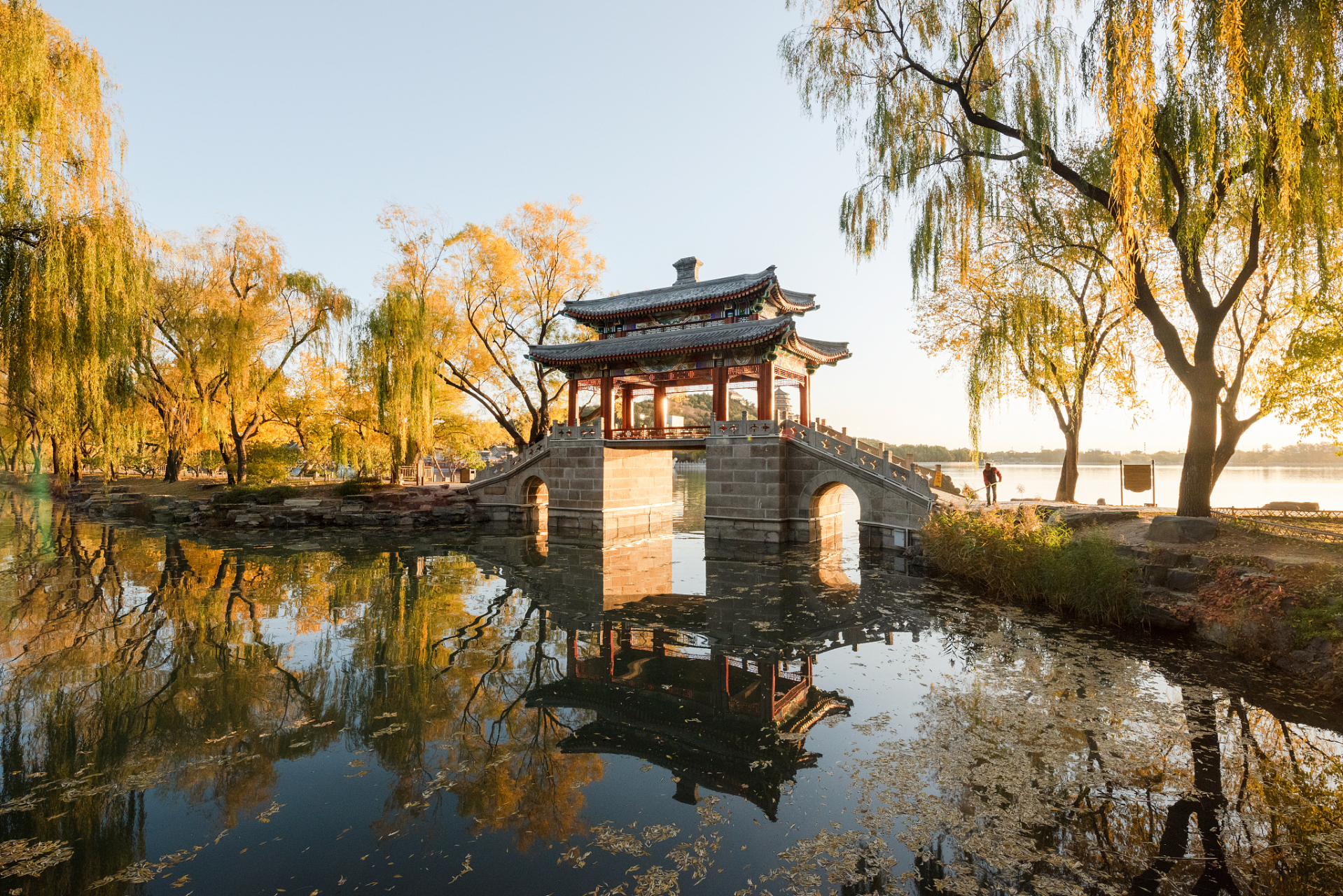 北京大学位于中国北京市海淀区,周边有许多有趣景点,以下是一些建议的