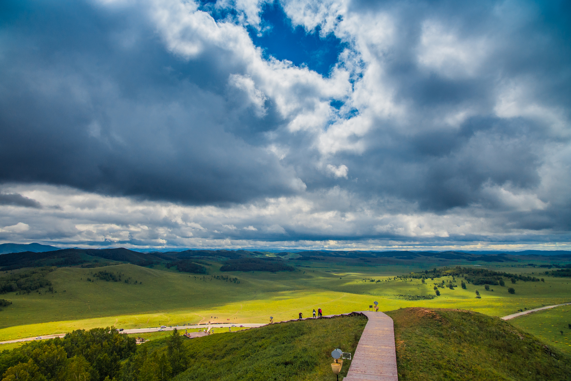 呼和浩特作为内蒙古自治区的首府,拥有丰富的历史文化资源和自然景观.