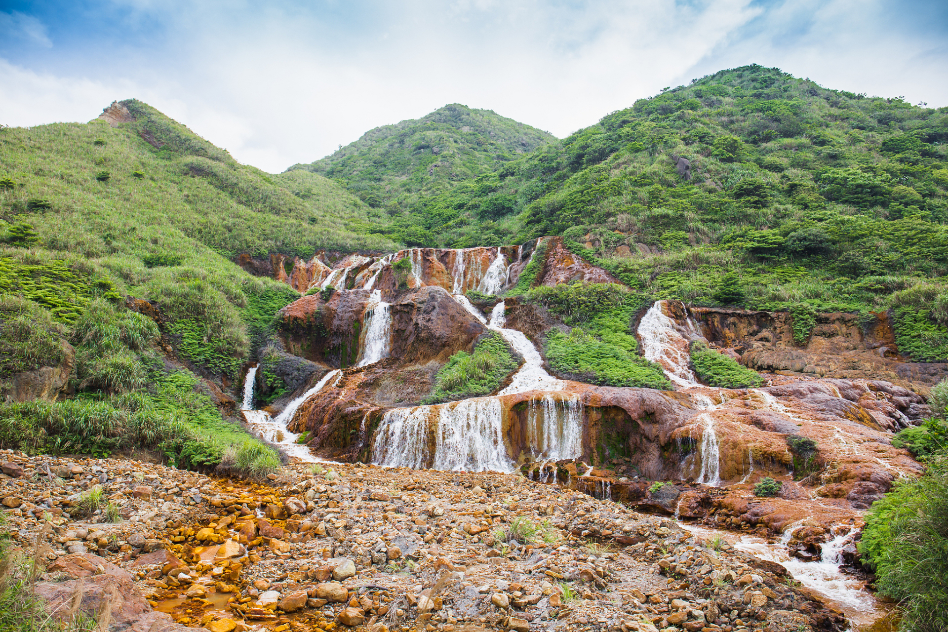 九龙峪生态旅游景区位于青州市南部山区,拥有广阔景区和丰富的人文