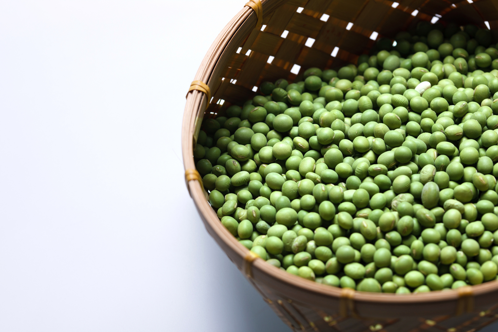 绿豆的奥秘:肝之良伴 绿豆,这个小小的绿色豆子,它的价值远超过我们的