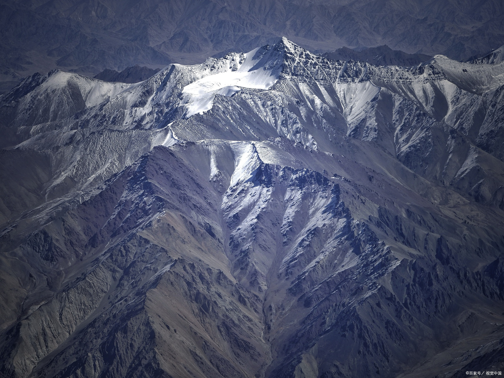 慕士塔格峰,亦称喀什噶尔山,位于中国新疆维吾尔自治区阿克陶县与塔