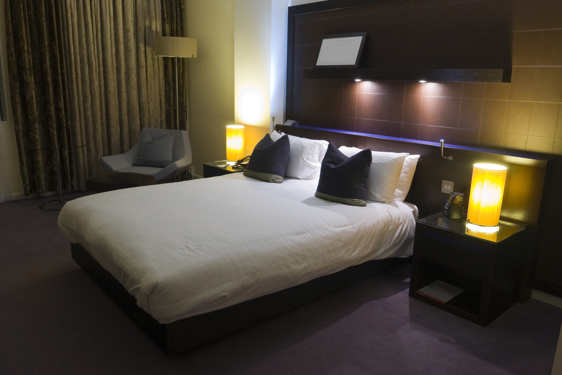 在宾馆房间发现摄像头怎么办?