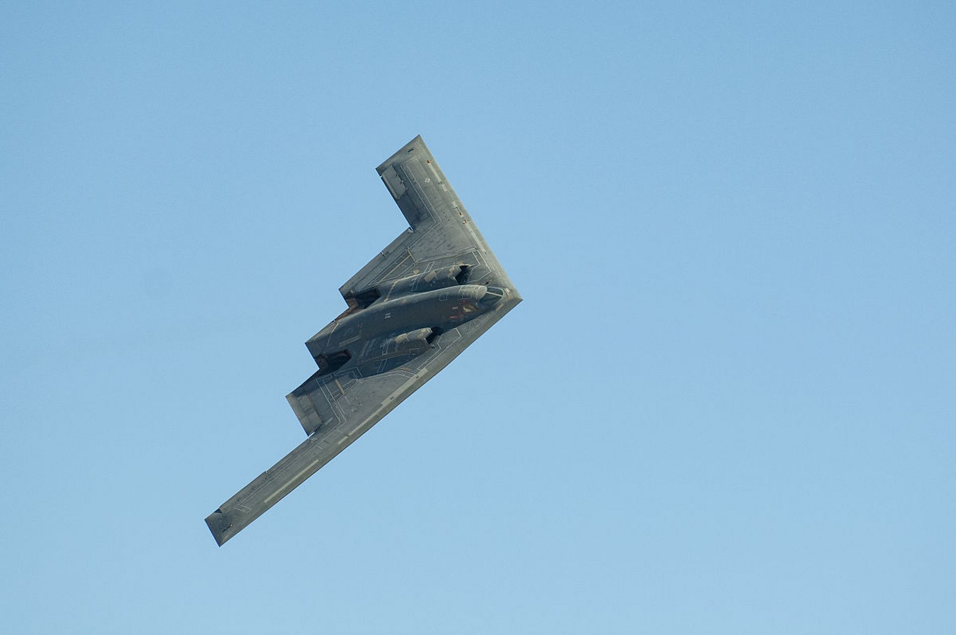 美國b2隱身轟炸機# 最近,美國空軍出動了三種戰略轟炸機,b-2,b-1和 