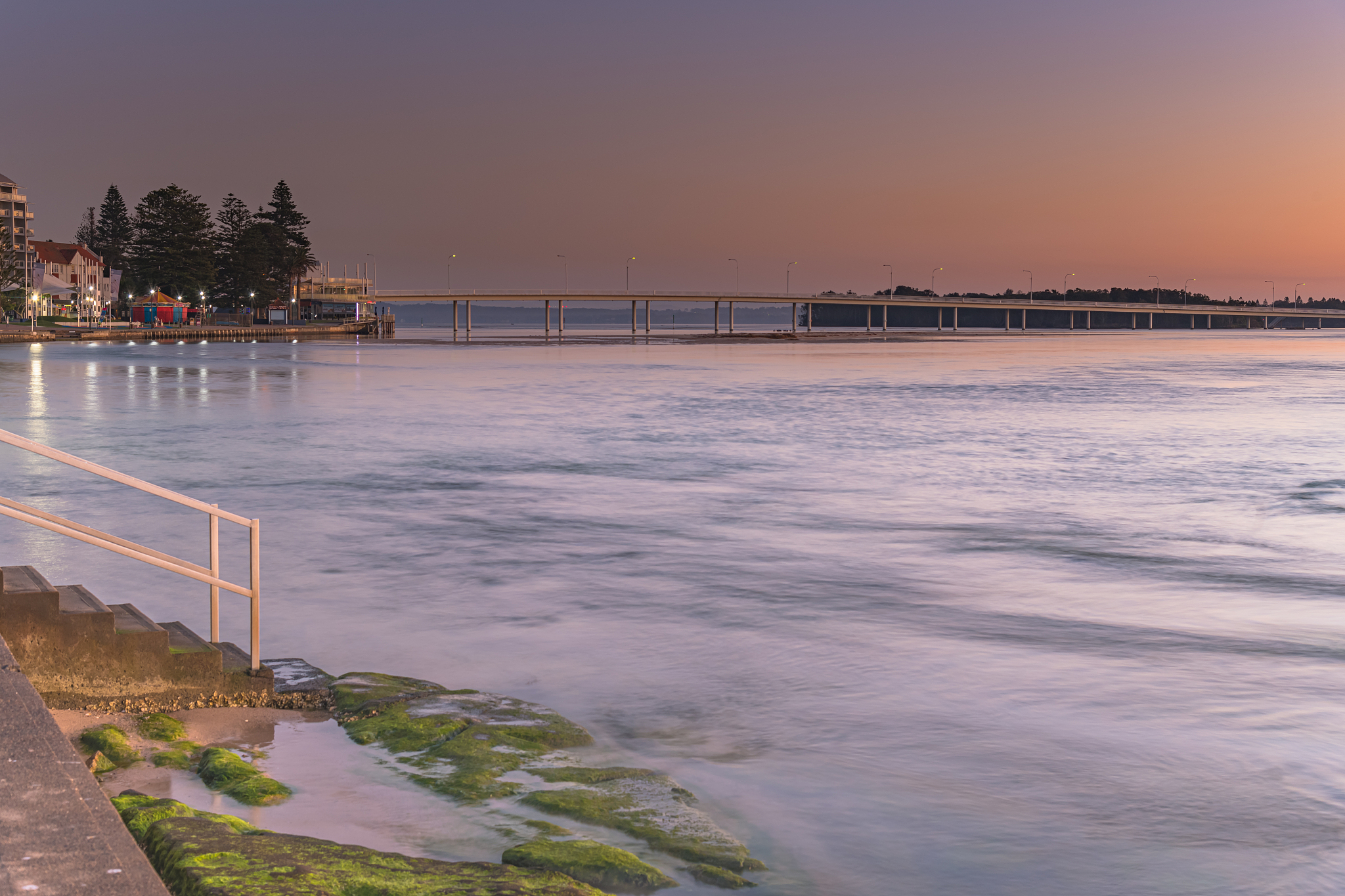 哈尔滨松花江畔,微风拂面,沉醉夏日时光