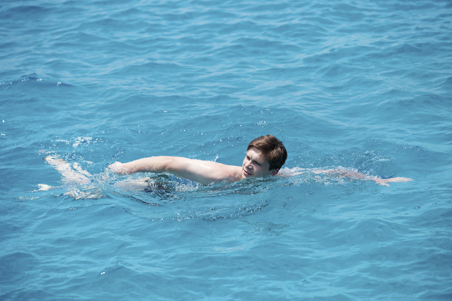 首先,我们来说说最适合夏季的户外运动之一游泳.