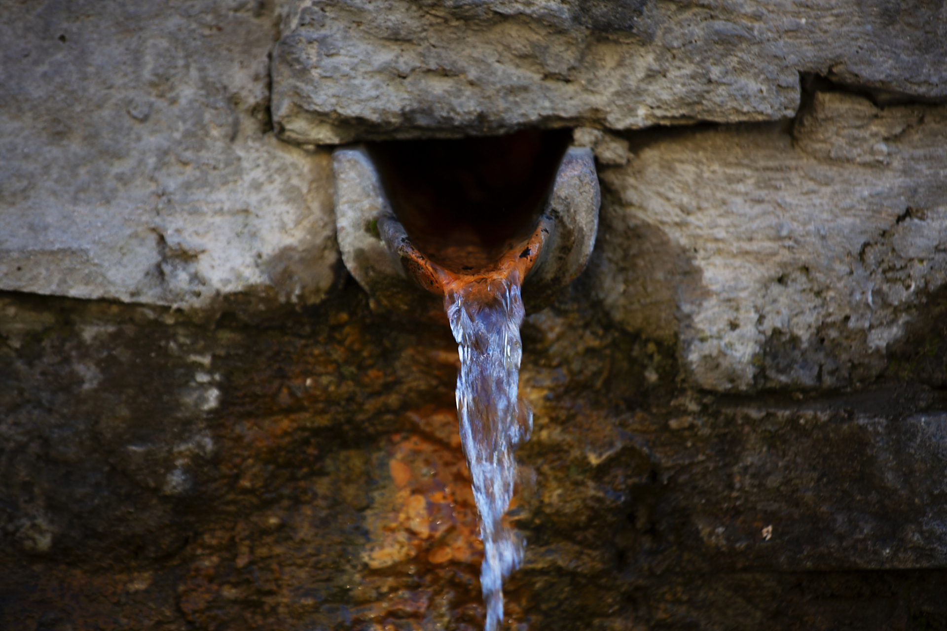 滴水穿石的故事  滴水穿石,这是一个众人皆知的成语.