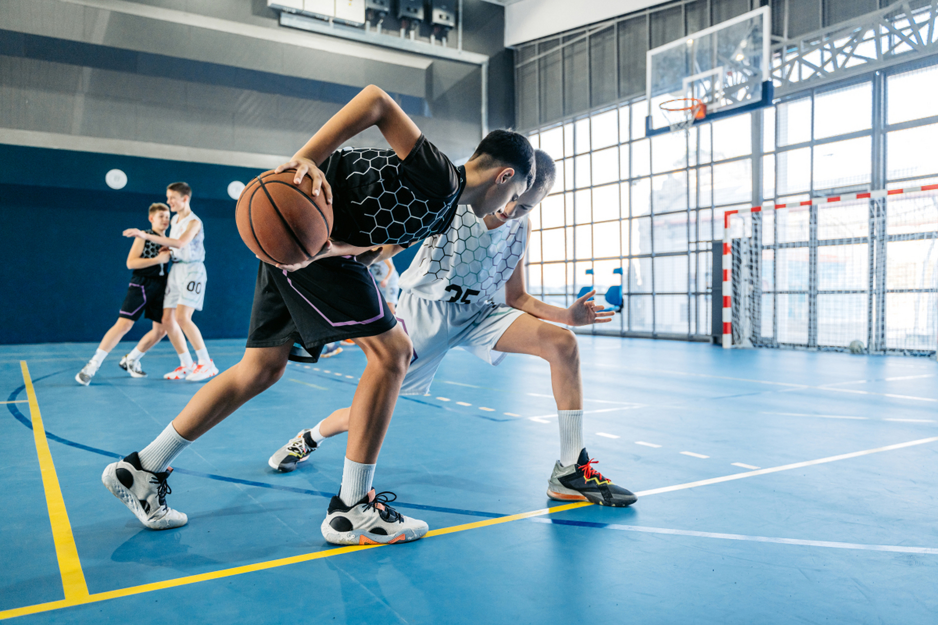 青少年打篮球的好处很多,首先,打篮球可以增强身体素质,提高身体协调