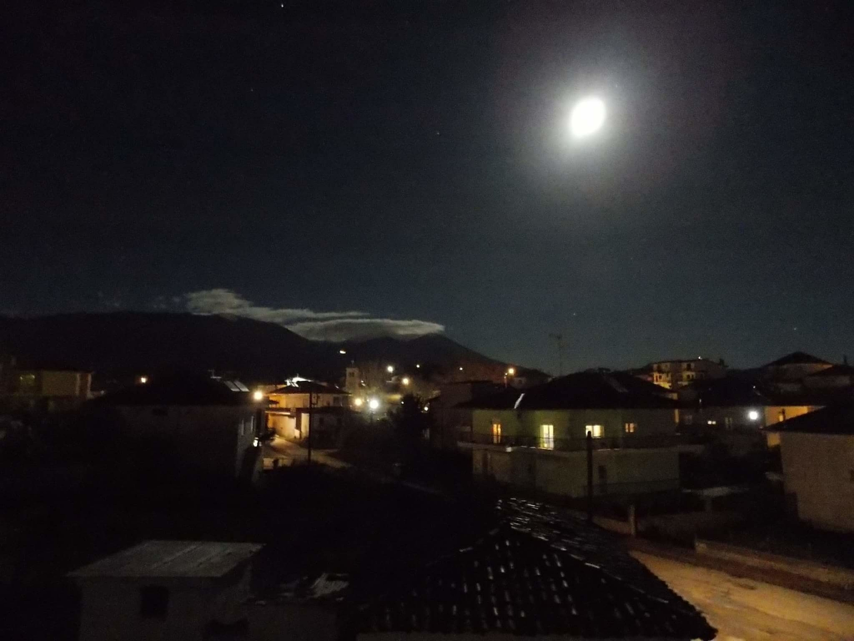 夜幕降临,农村景色如诗如画!麦浪滚滚,虫鸣悠扬.
