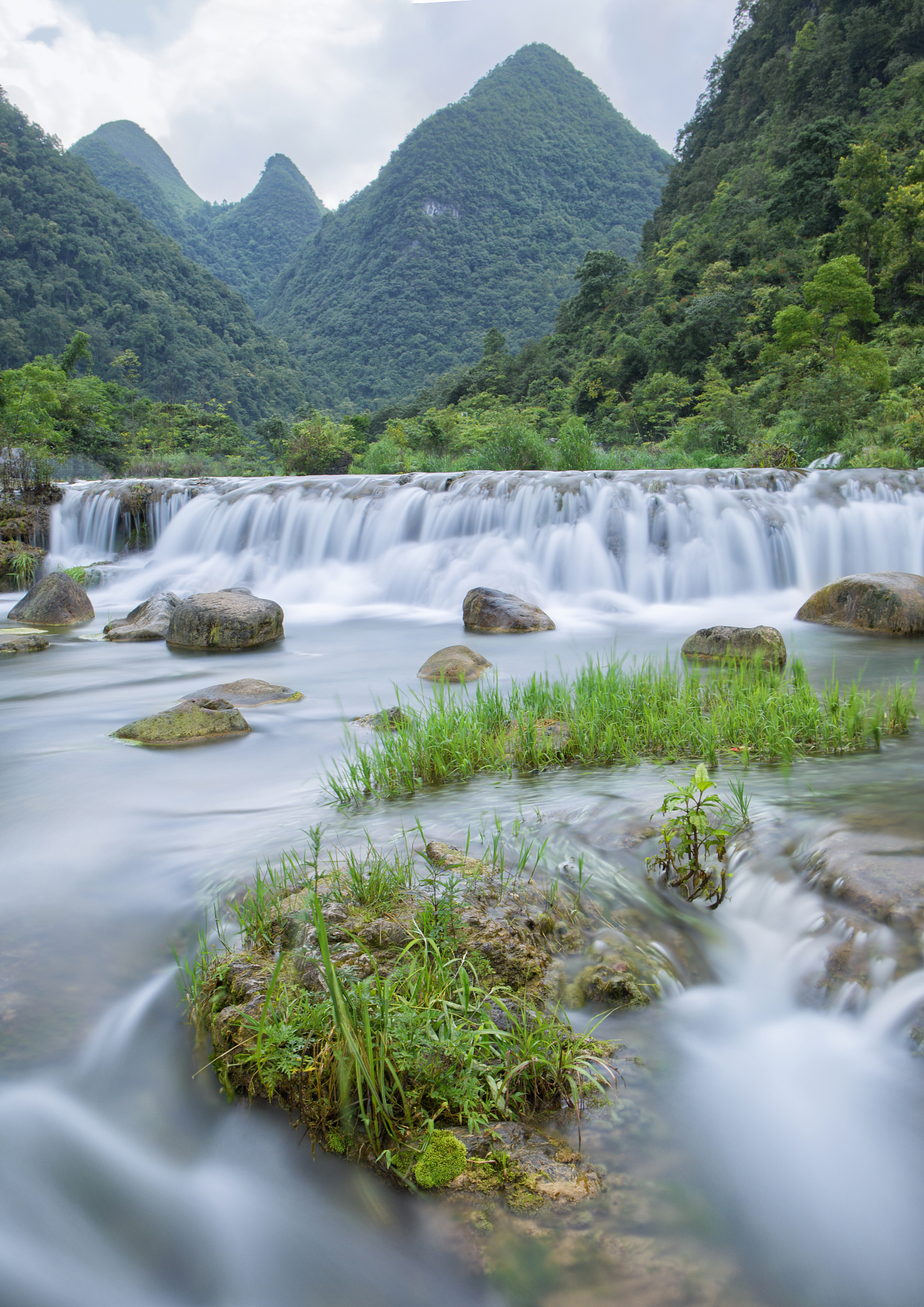 也正因为山多水多,这儿的景点大多跟山水瀑布挂钩,想 实拍山水风景