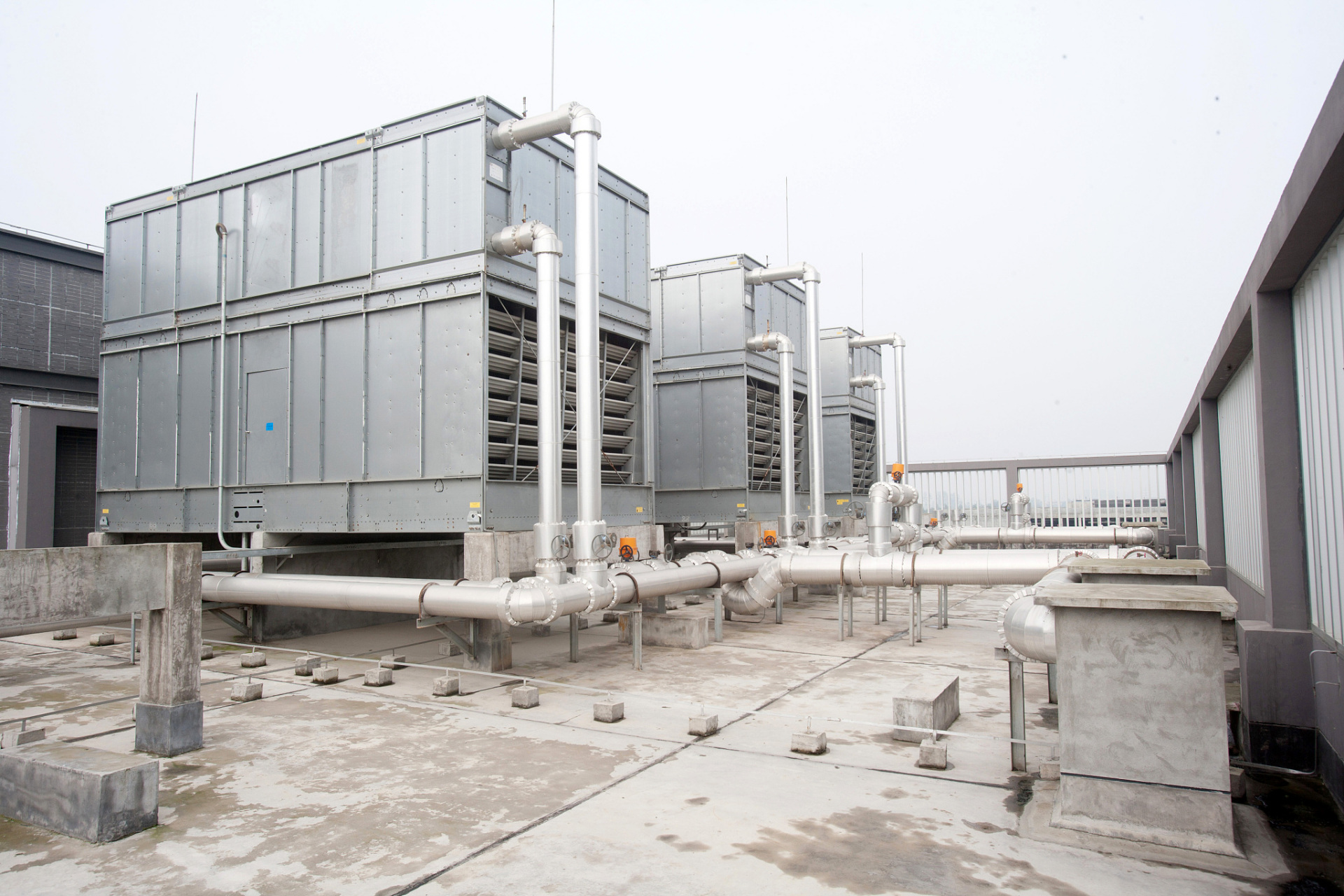 干湿冷联合闭式冷却塔# 有效地结合了干式冷却塔和湿式冷却塔的拥点