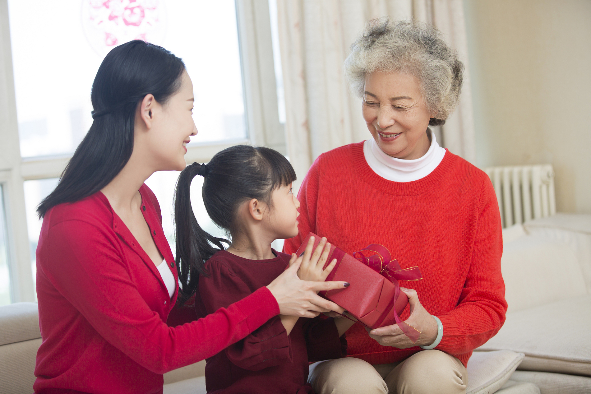 长辈问好,家长不要过于斥责,应主动询问原因并协助孩子认识到主动问好