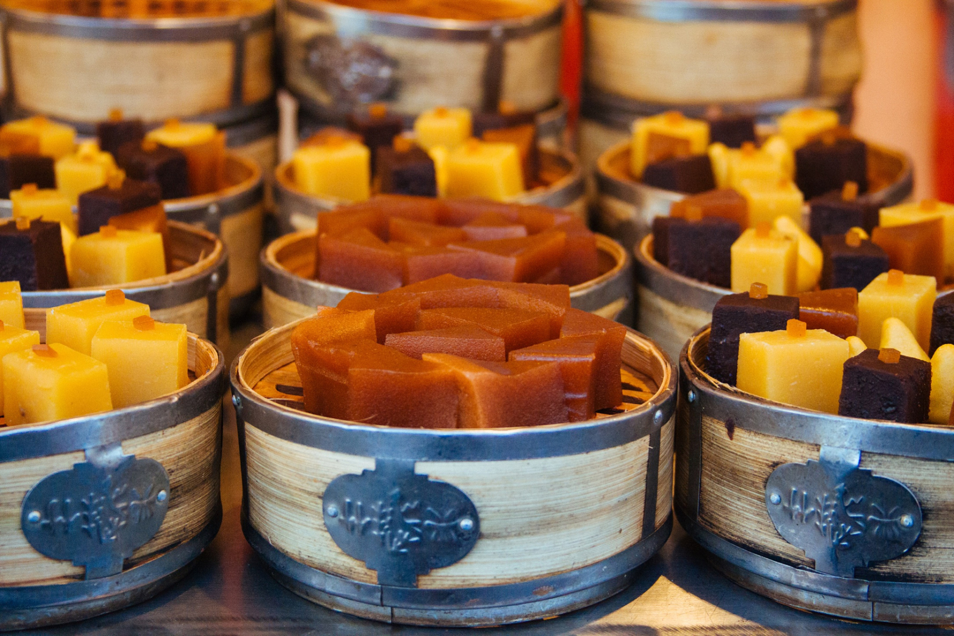 除了必尝的北京烤鸭之外,还有很多地道的北京小吃和特色美食值得尝试