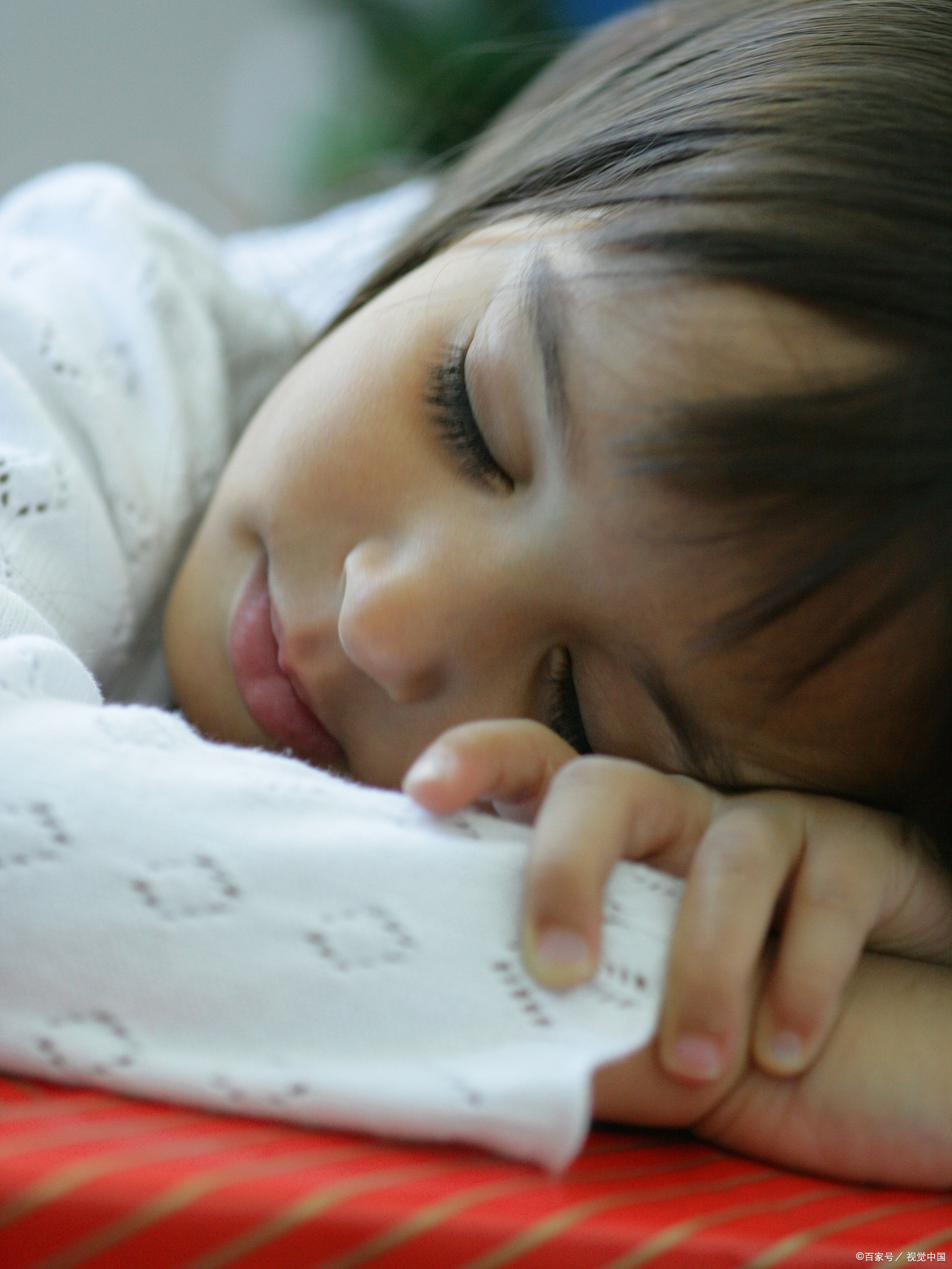 1. 趴着睡觉时,会对胃部造成一定的压迫