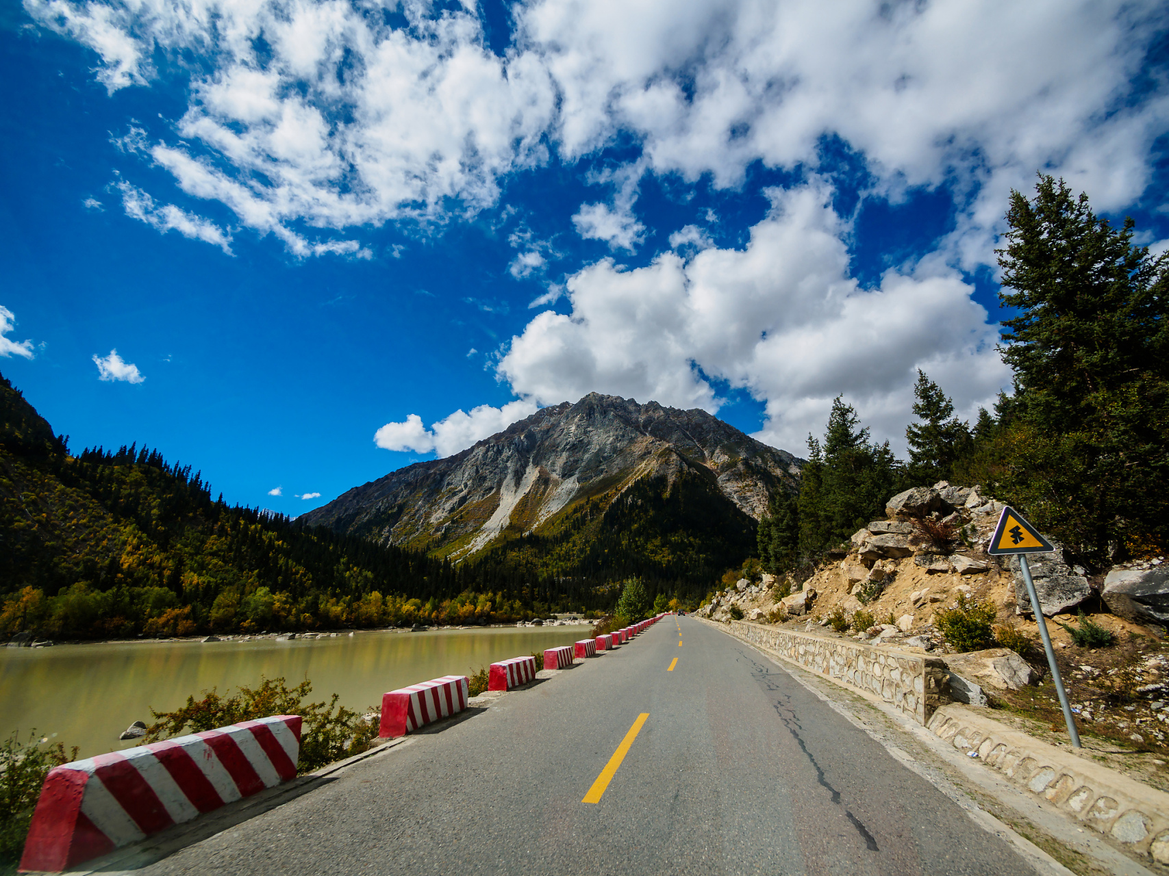 川藏线沿途风景如画,包括自然风光,深厚的历史文化和独特的民族风情.