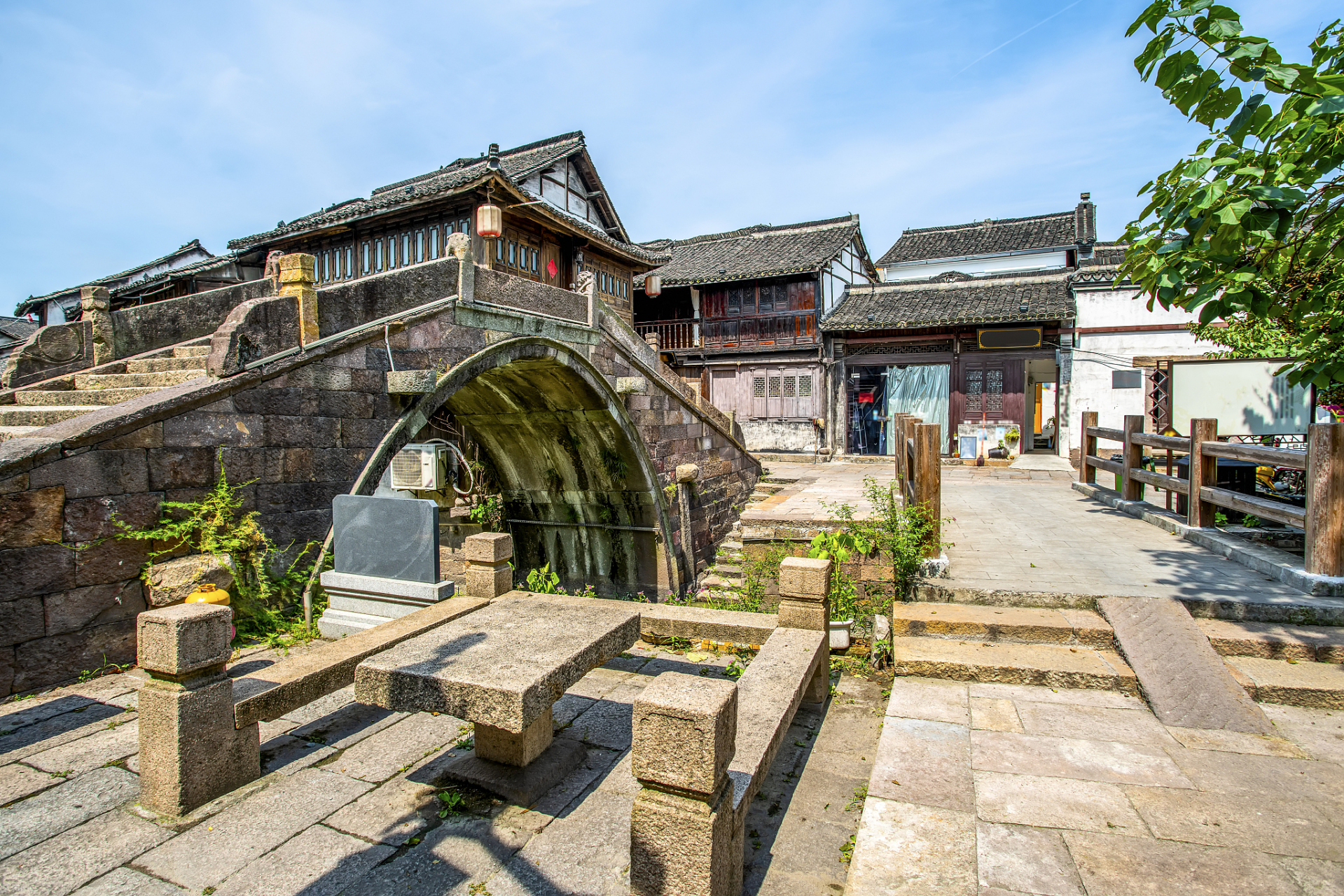 位于江苏省的淳溪古镇,坐落于固城,丹阳,石臼三湖之间,这片湖区环绕着