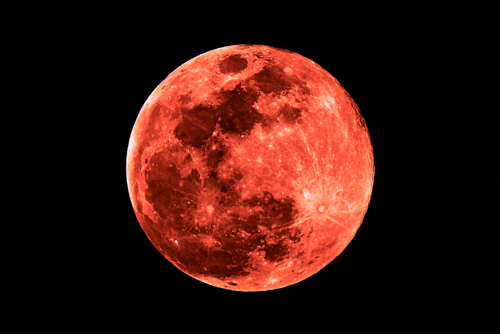 血月是一种罕见的天文现象,当月球进入地球的影子中心时,太阳光线被