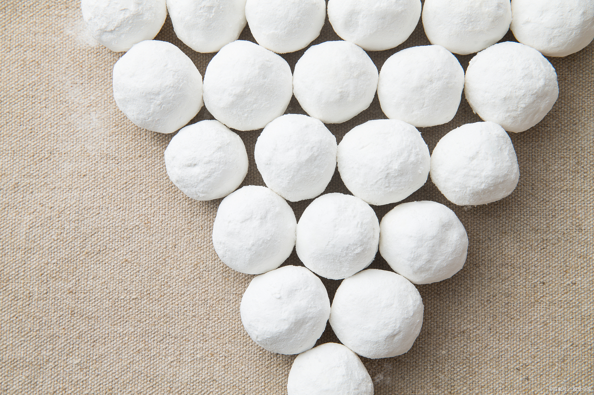 樟脑丸之惑:防虫有功,然健康隐忧几何?科学剖析利弊真相