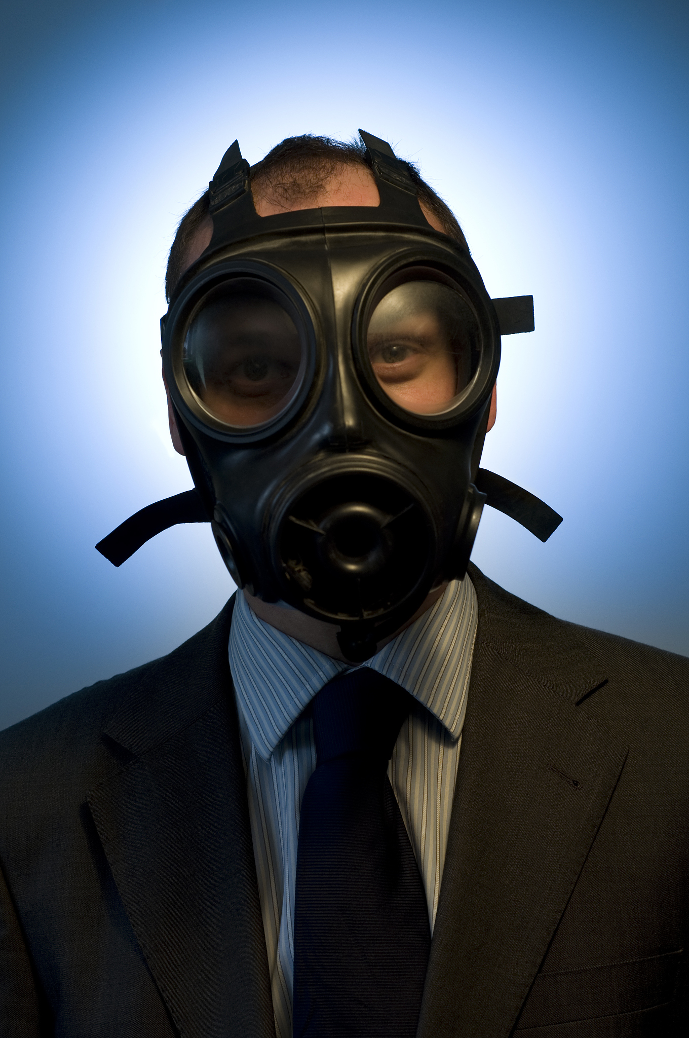 去年工地有位老师傅打磨旧漆层时嫌防毒面具闷热,换了普通口罩