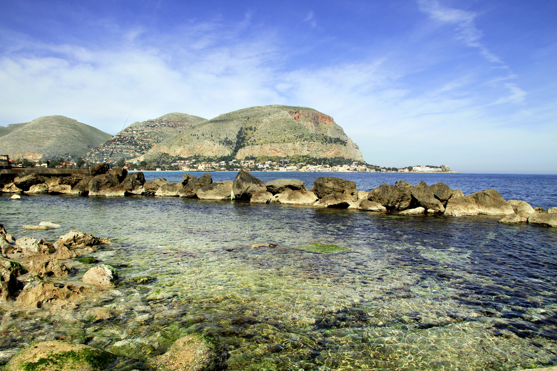 漳州火山岛坐落在福建漳州海域,素有东方夏威夷之称