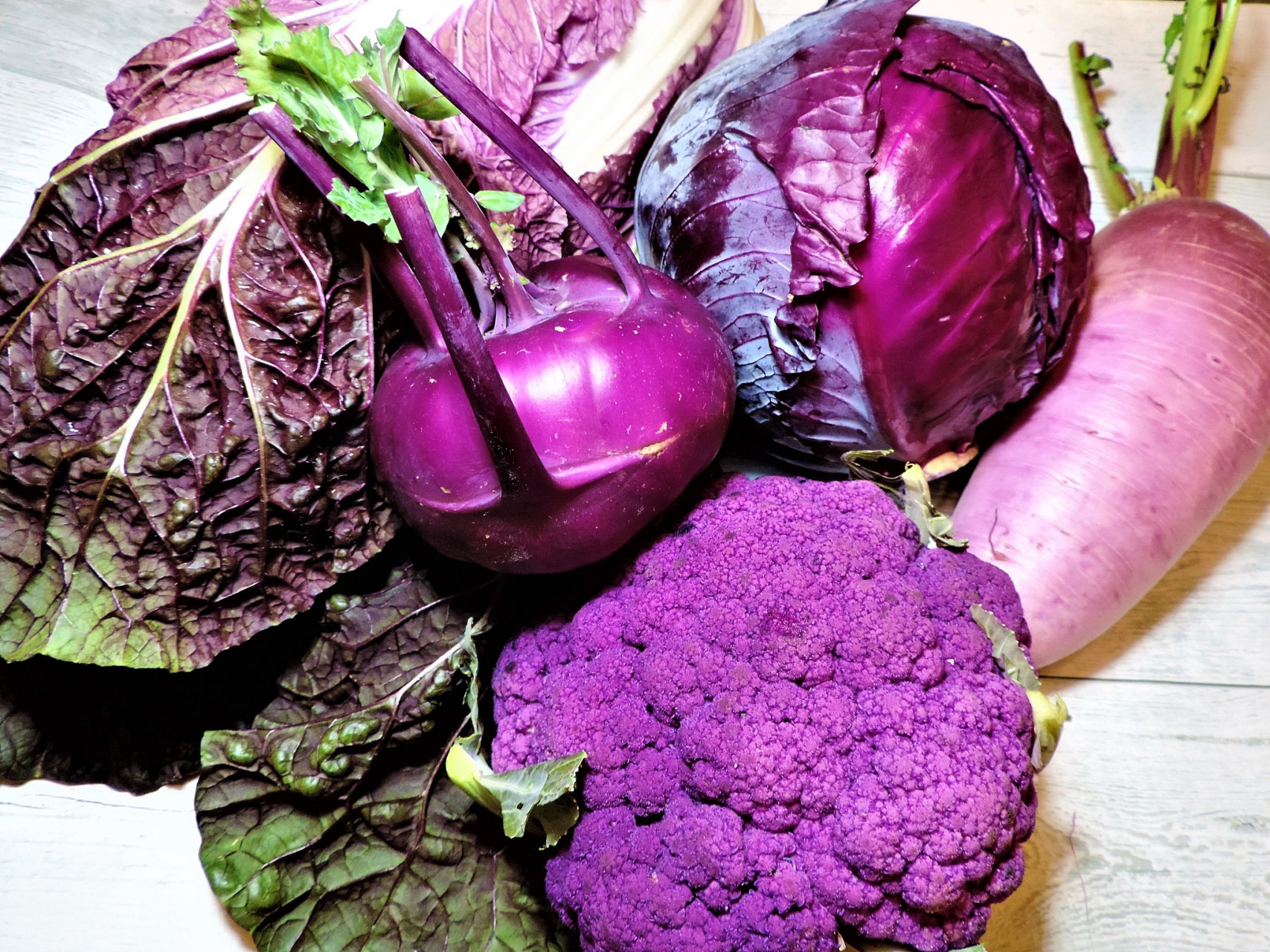 紫色蔬菜,如紫甘蓝,紫洋葱,红苋菜,茄子等,因其深色所含的花青素和