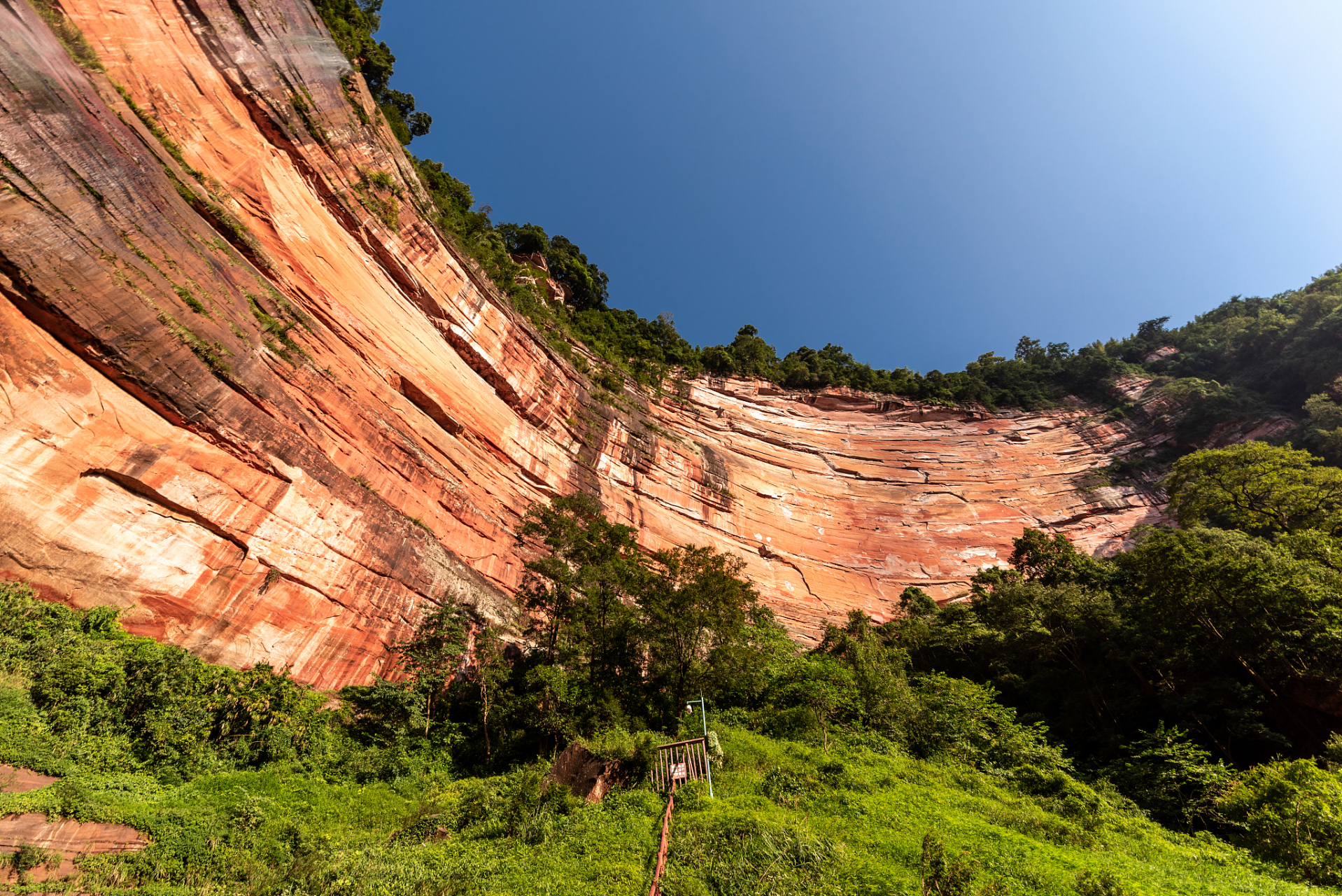 赤水丹霞呀,位于贵州省赤水市,面积达到1300多平方公里,简直是我国
