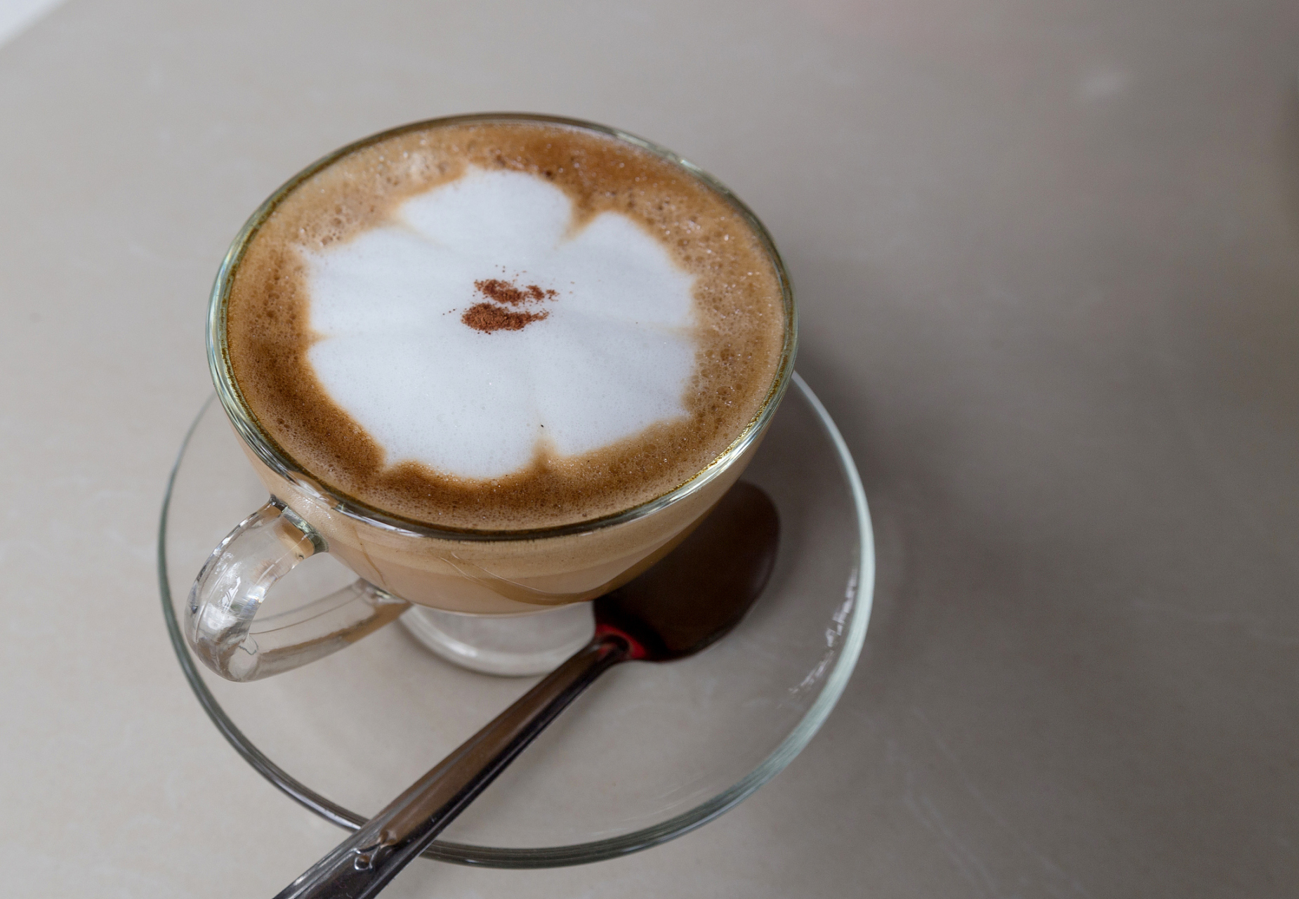 拿铁和澳白在咖啡店中经常被点,但它们的区别是什么呢?