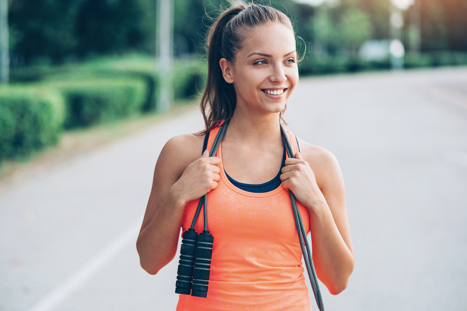 跳绳是一项有益的有氧运动,可增强心肺功能,协调性和耐力.