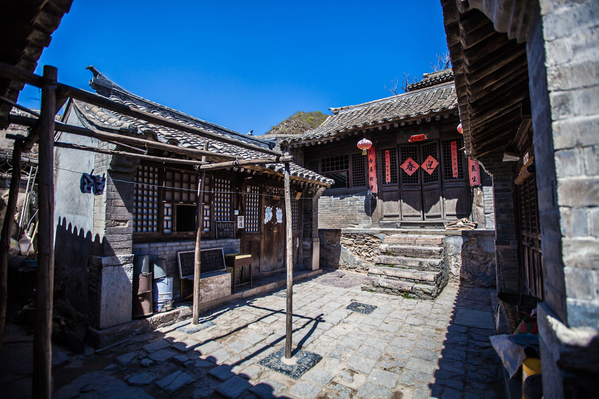 爨底下村位于北京西郊门头沟区斋堂镇,距京90公里,海拔650米,村域面积