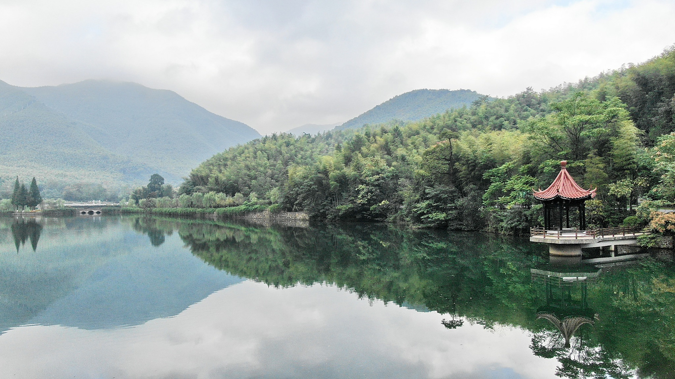 宜兴竹海风景区是一个以竹林为主题的国家aaaa级旅游区,位于江苏省