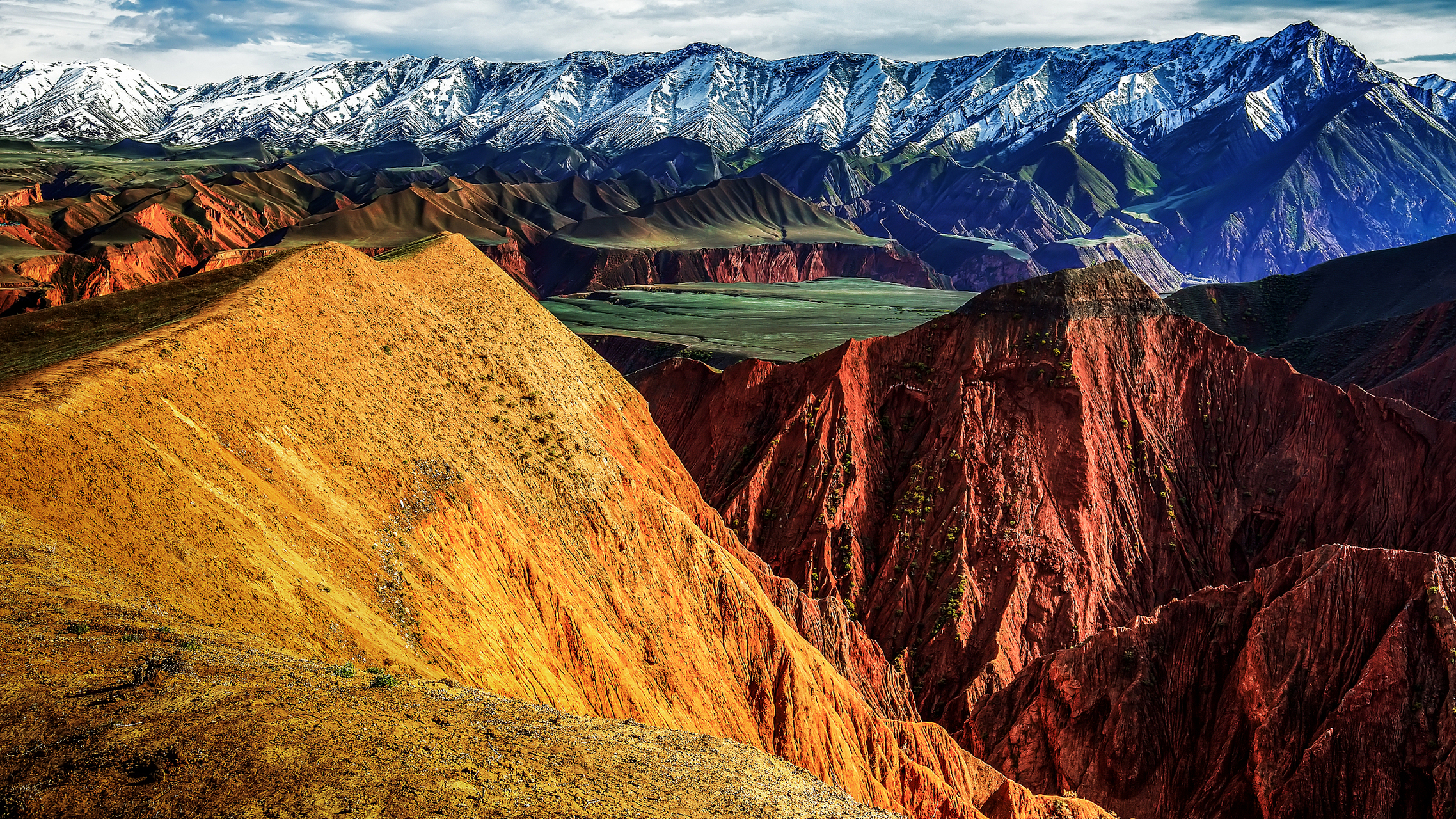 新疆天山托木尔景区·大峡谷是一处壮观的红层峡谷,被誉为"峡谷之王".