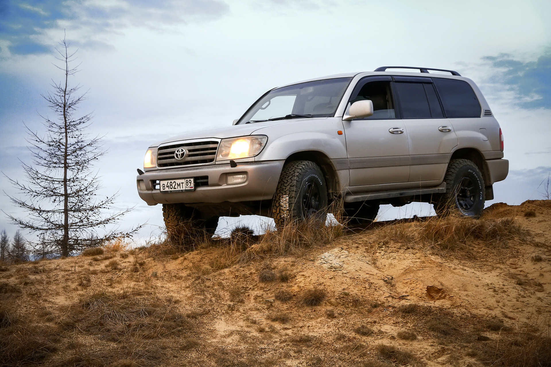 0992丰田陆地巡洋舰是日本丰田汽车公司生产的一款越野suv,也是