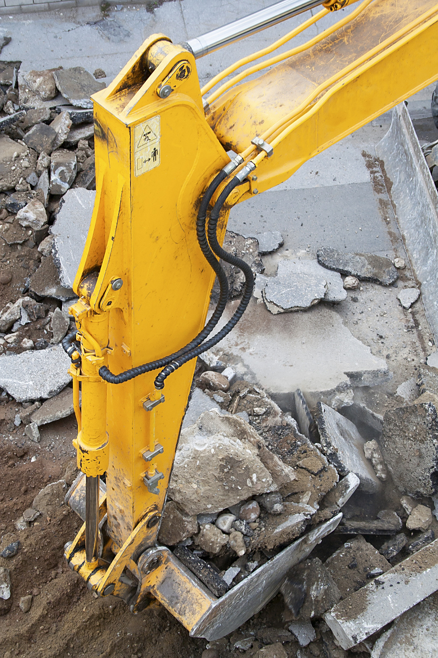 液压破碎锤的动力来源是挖掘机或装载机的泵站提供的压力油,它能在