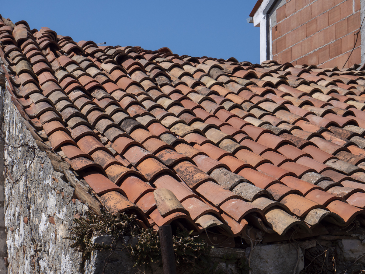 快速对对联,上联:细雨悠悠敲旧瓦
