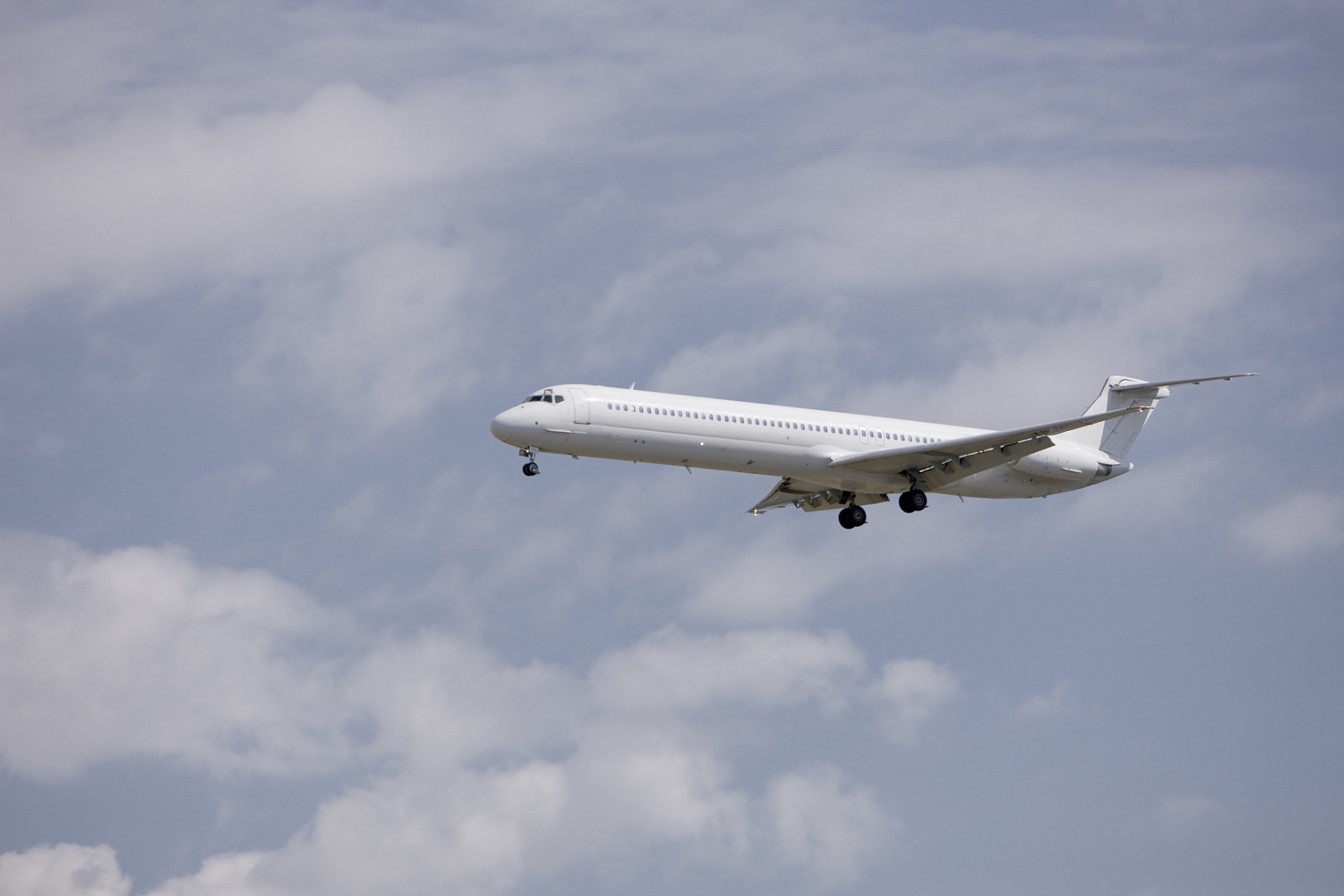 这是一架a350900ulr客机,全程15353公里,飞行时间为18个小时45分钟.