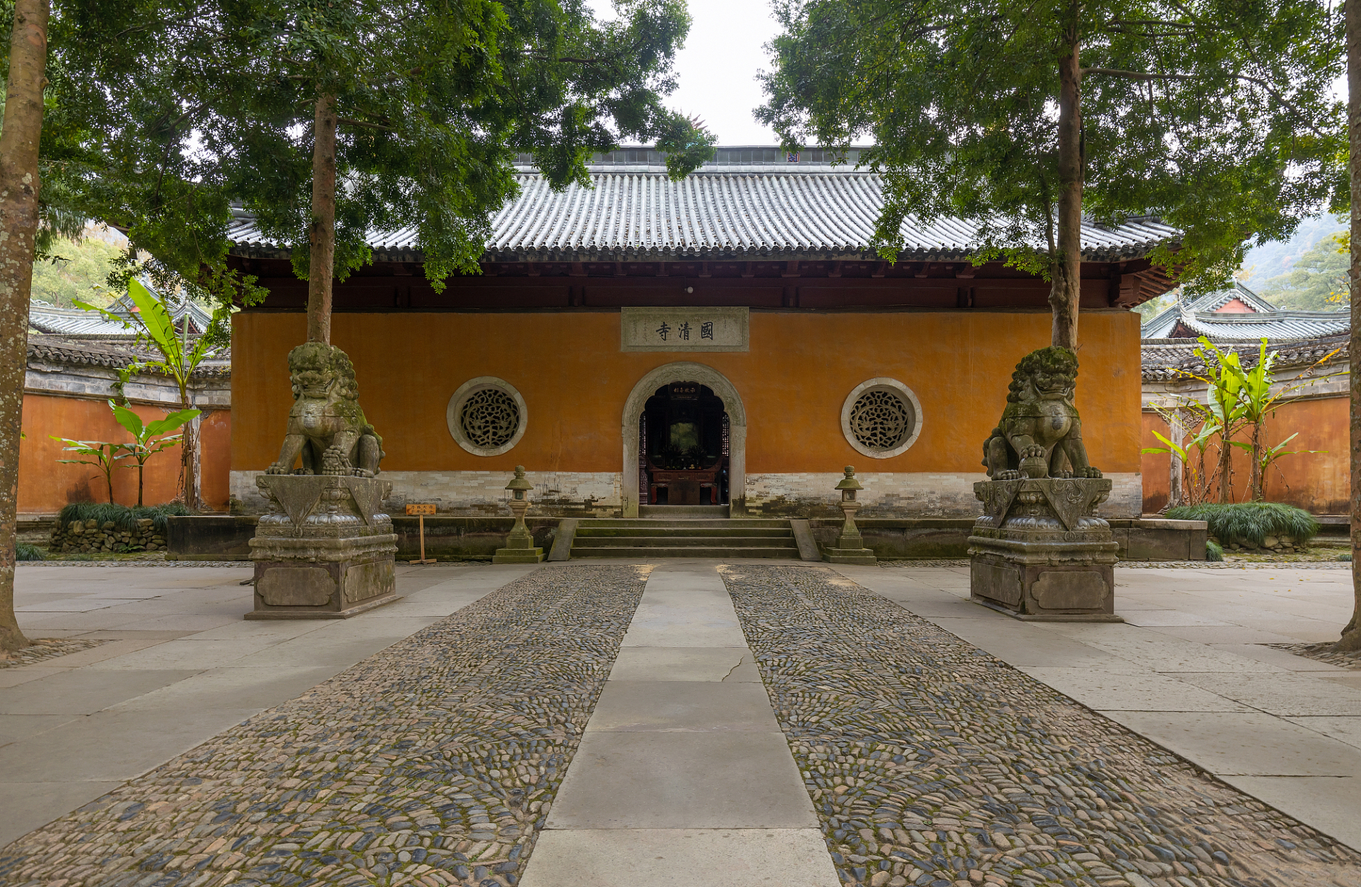 浙江的国清寺是一个历史悠久的5a级景区,位于台州市天台县.