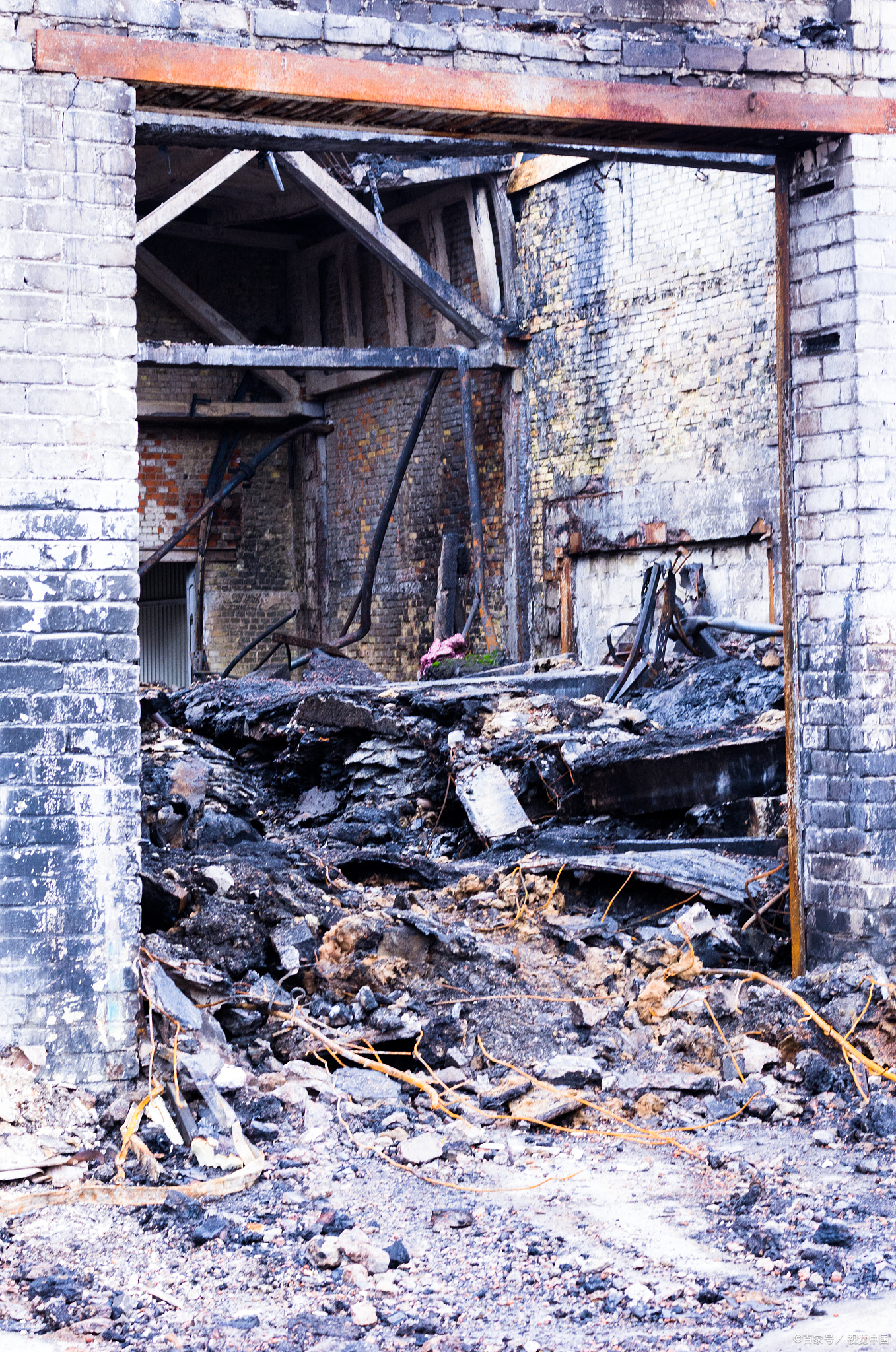 "赵晴在厨房忙碌时,对坐在客厅看电视的陈浩感叹道