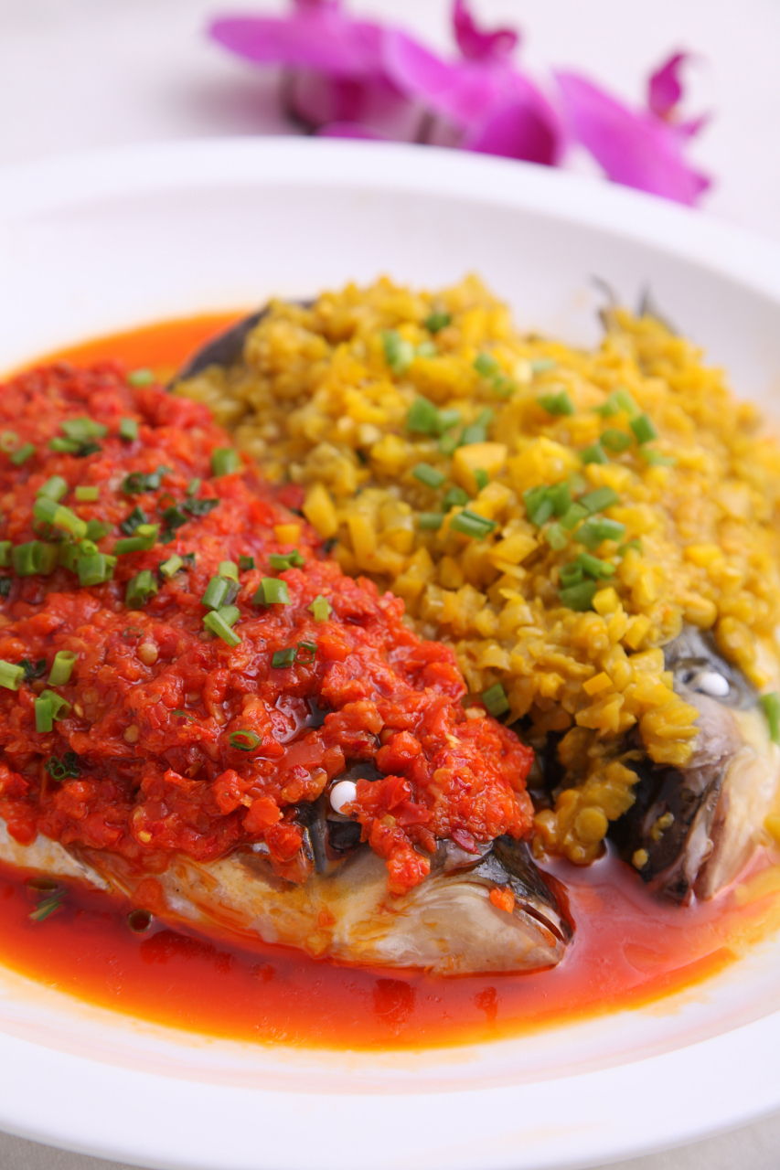 剁椒鱼头是一道美味可口的美食,制作过程包括将鱼头洗净腌制,煎至微黄