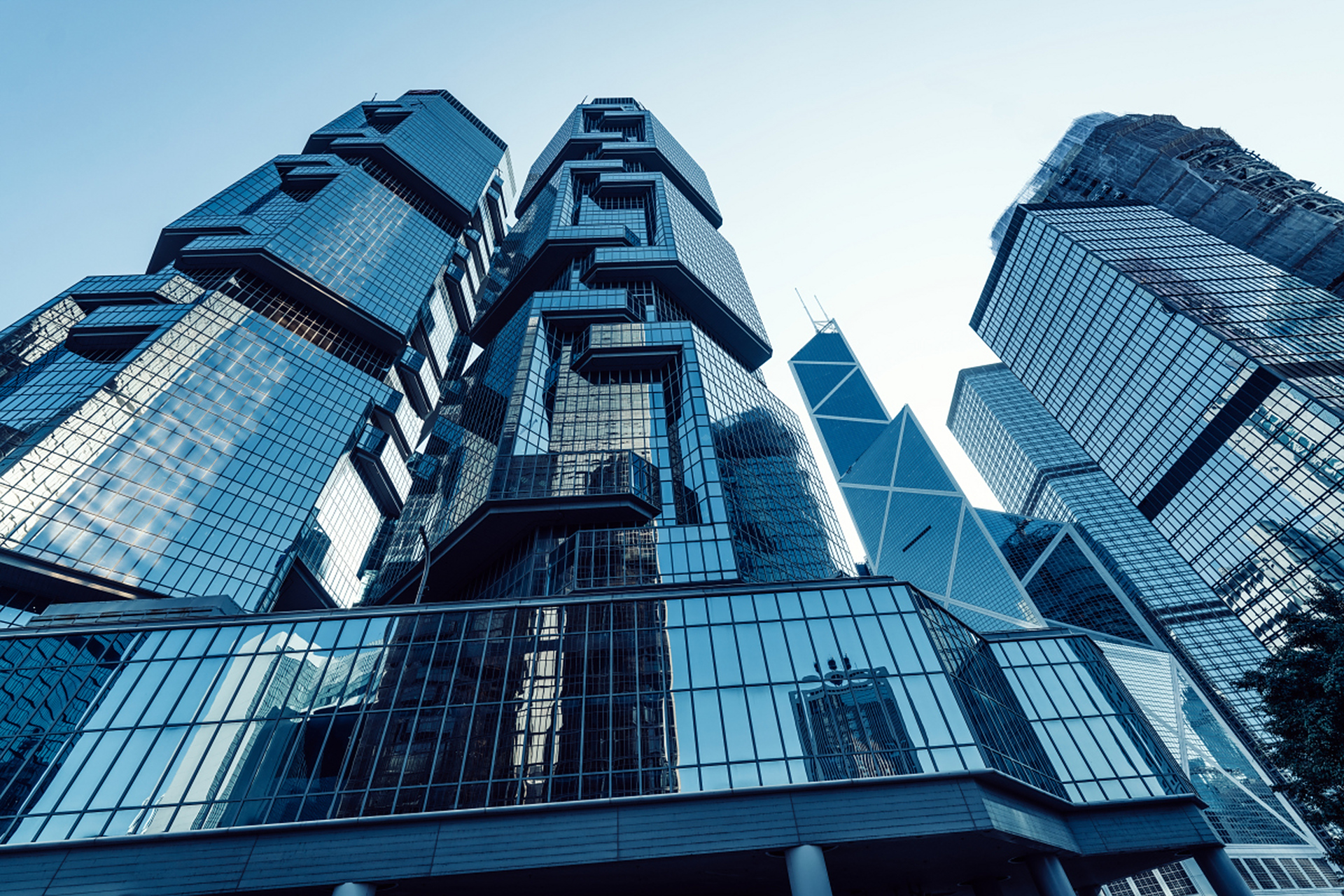 95香港,一座东西文化交融的城市,既有现代建筑的华丽,又有传统文化