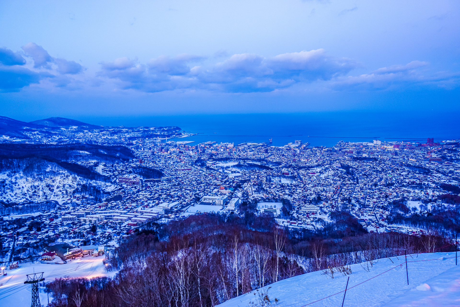 《北海道一日旅游:不可错过的绝美之旅》  北海道,这个位于日本最北端