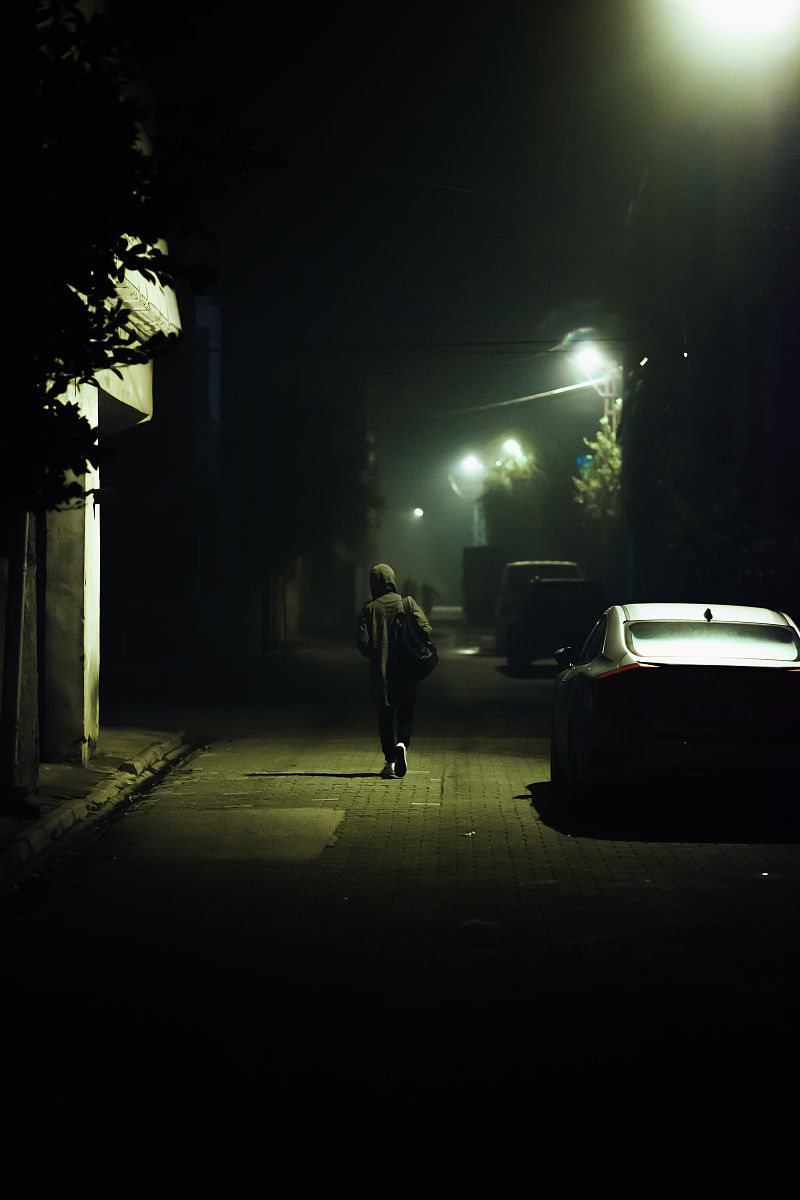雨夜  夜深下来了,雨却也像是才刚醒过来似的,从天上漫撒下来