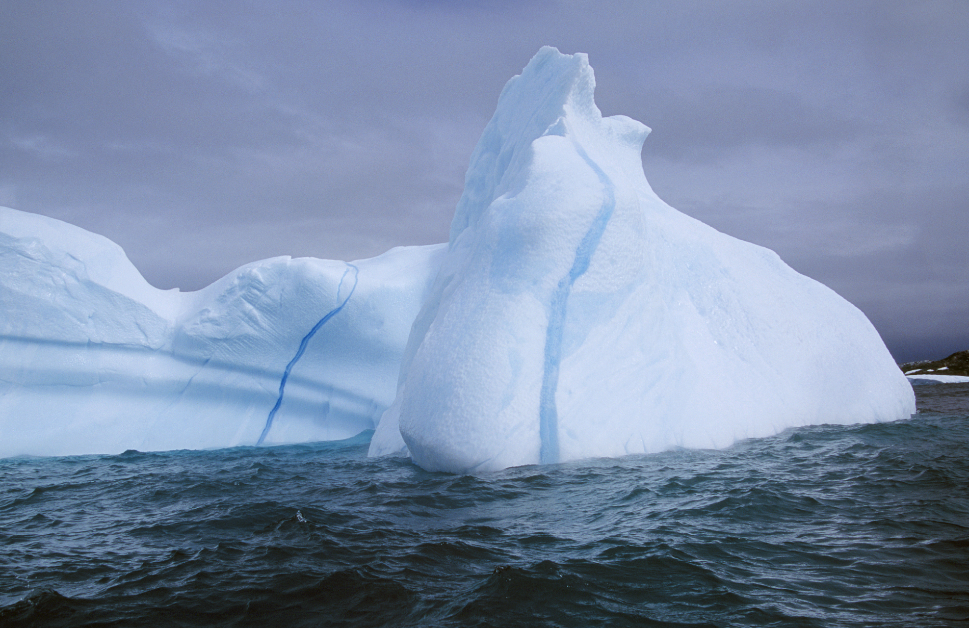 答案是南极更冷一些.