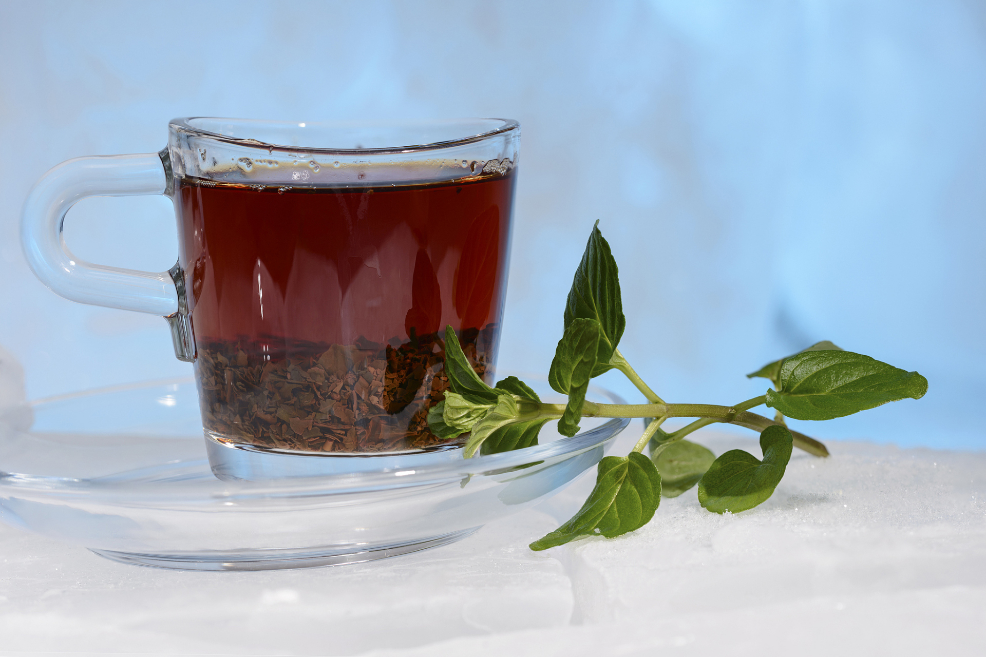 自制夏日清凉饮——薄荷红茶  夏天了,人们都有许多的解暑良方,在这些