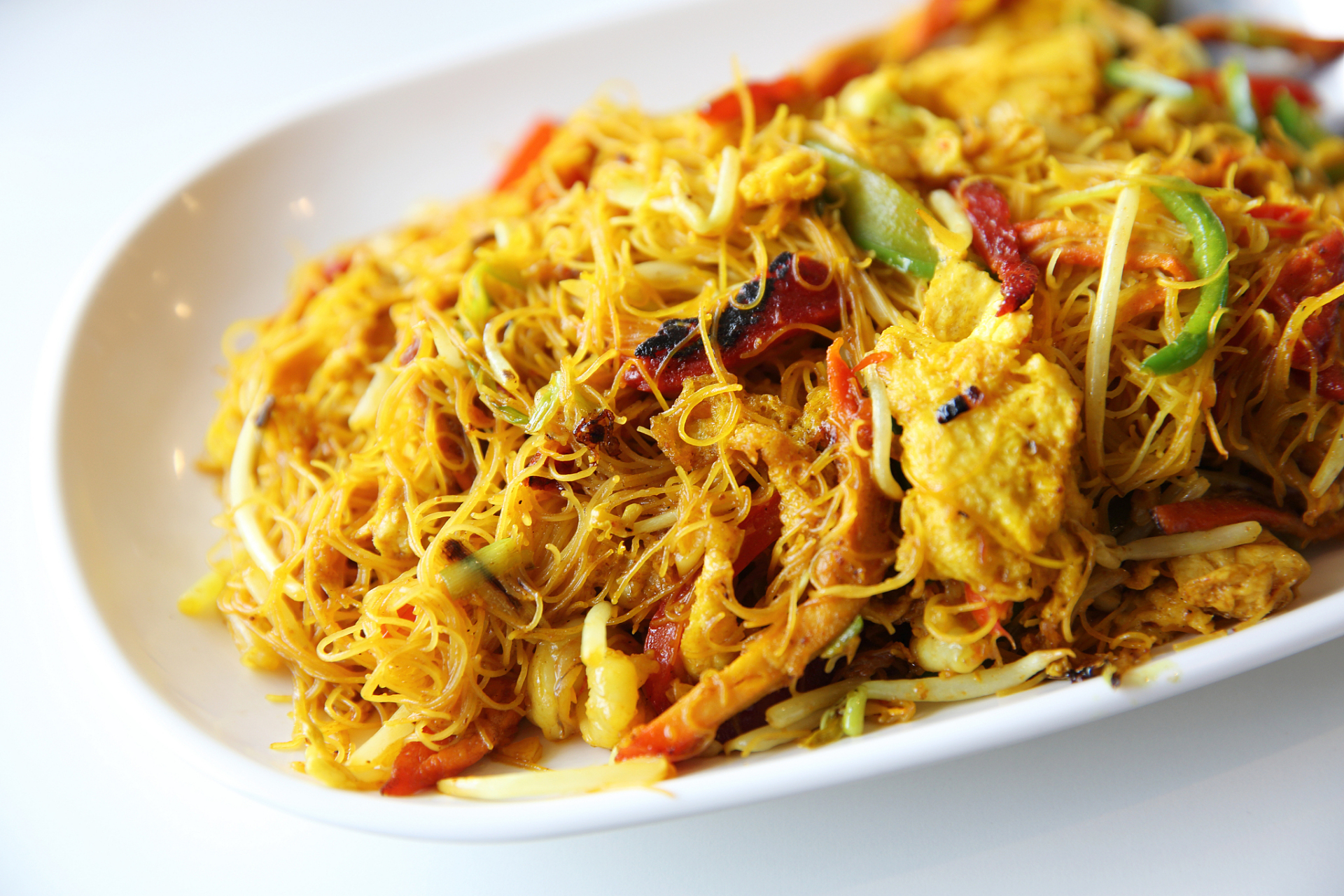 掌握火候,一锅香喷喷的鸡蛋肉丝炒粉就出炉啦!