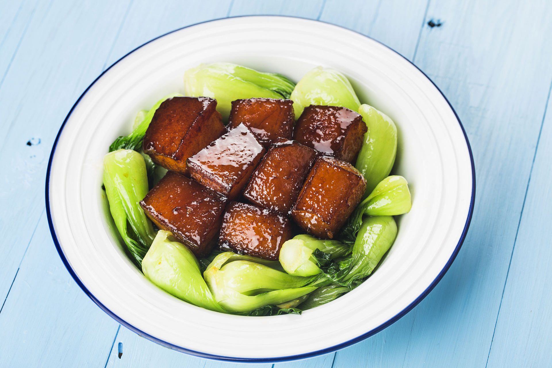 猪肉是一种非常常见的肉类食材,可以与各种蔬菜搭配烹饪,不仅可以