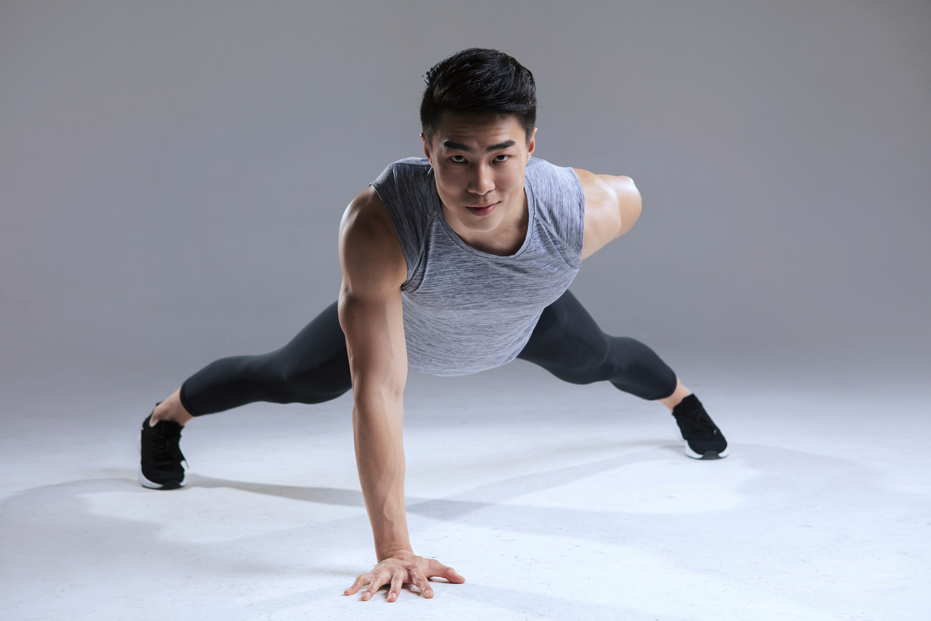 单手俯卧撑可高效锻炼核心及手臂肌肉,但需注意技巧和安全.