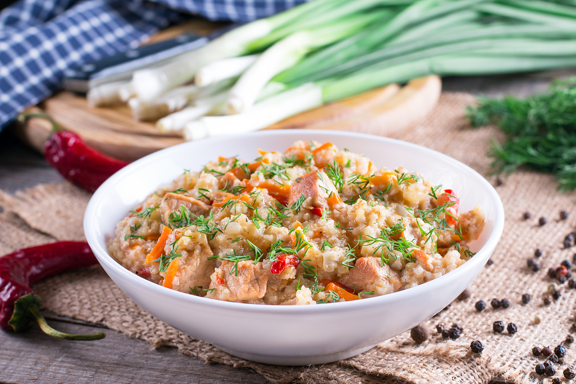 香芋粉蒸肉是一道美味的家常菜,它以其软糯的口感和香浓的味道而