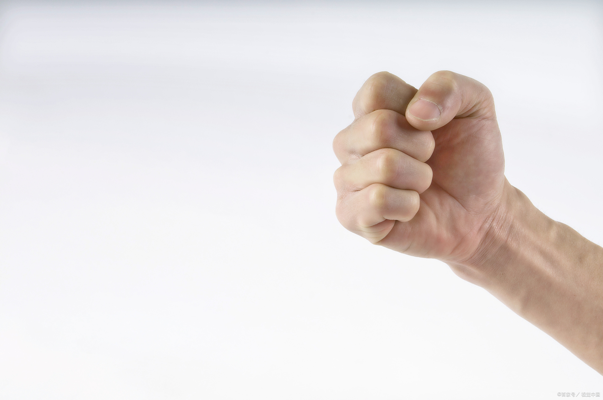 首先,请屏幕前的你,举起你的左手,因为右手要拿手机; 把左手使劲攥紧