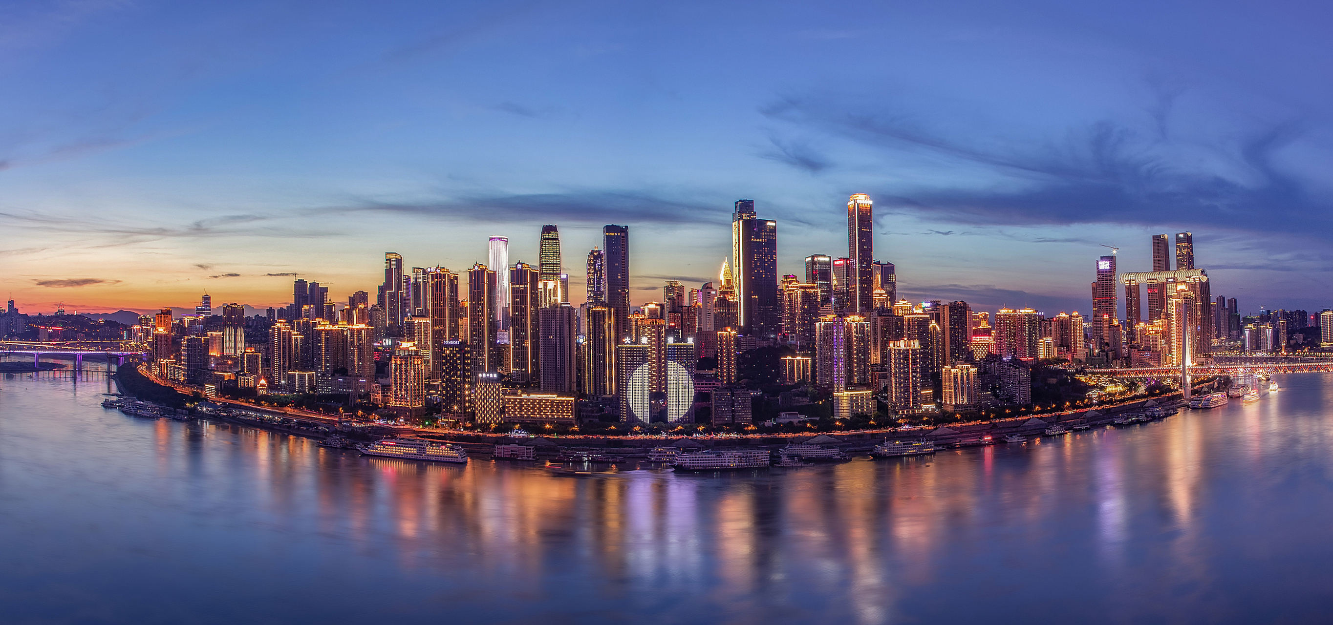 7615初冬的山城重庆,是一座充满魅力的网红城市,吸引了无数游客前